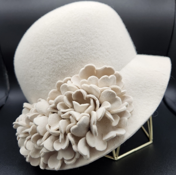 Holt Renfrew Woman's Wool hat 21 inch crown measurements. - Picture 8 of 8